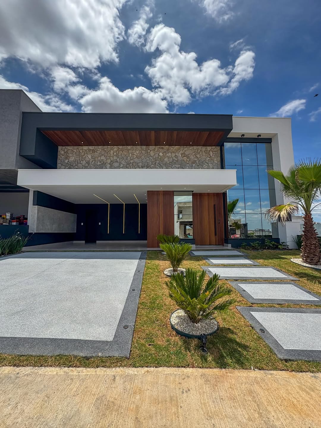 Casa Térrea Moderna com Pele de Vidro e Piscina em Condomínio Desejado de Indaiatuba in Indaiatuba/SP