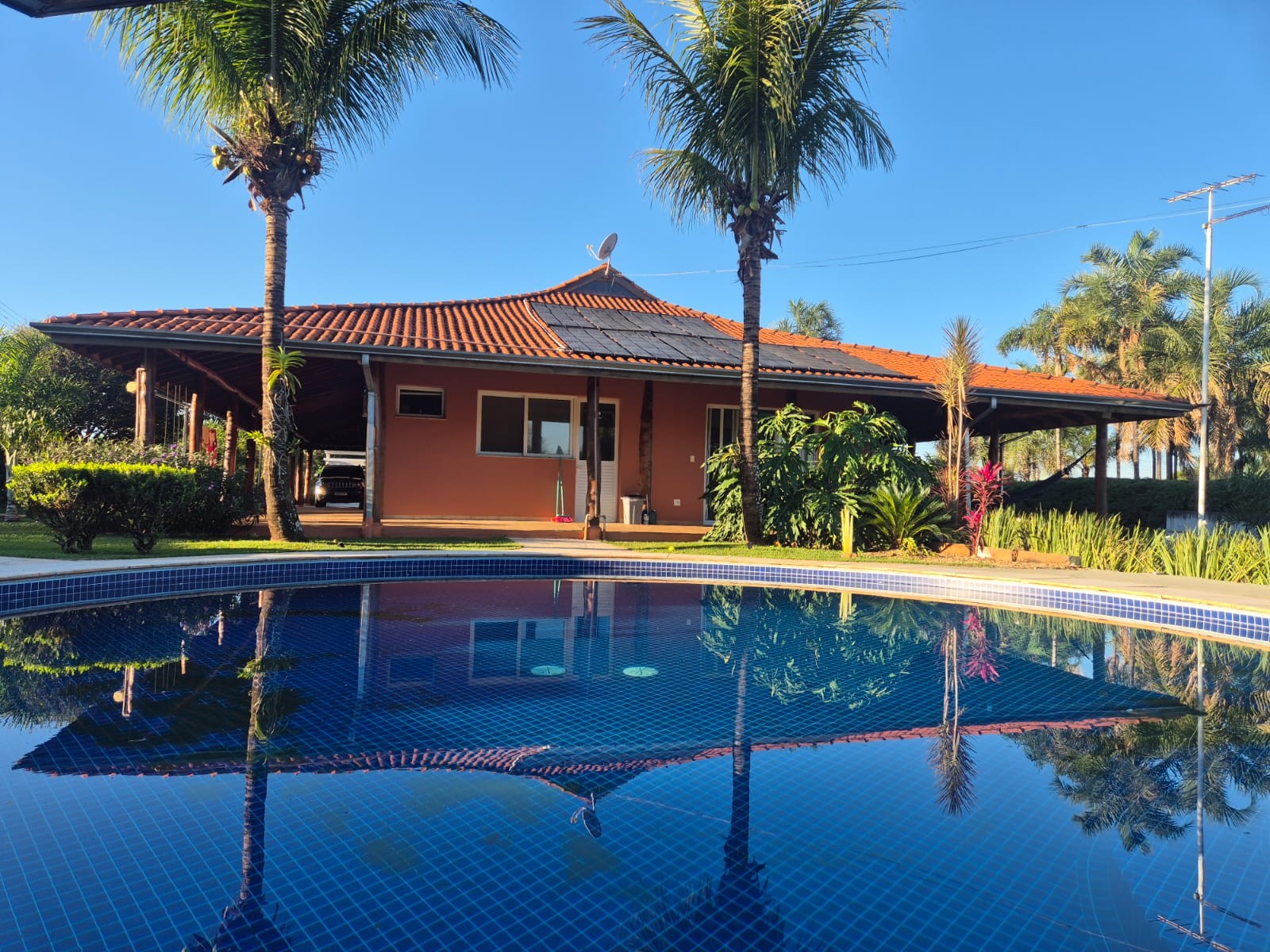 Chácara de 2.000 m² com piscina e energia solar no Condomínio Morada do Sol à Jaú/SP