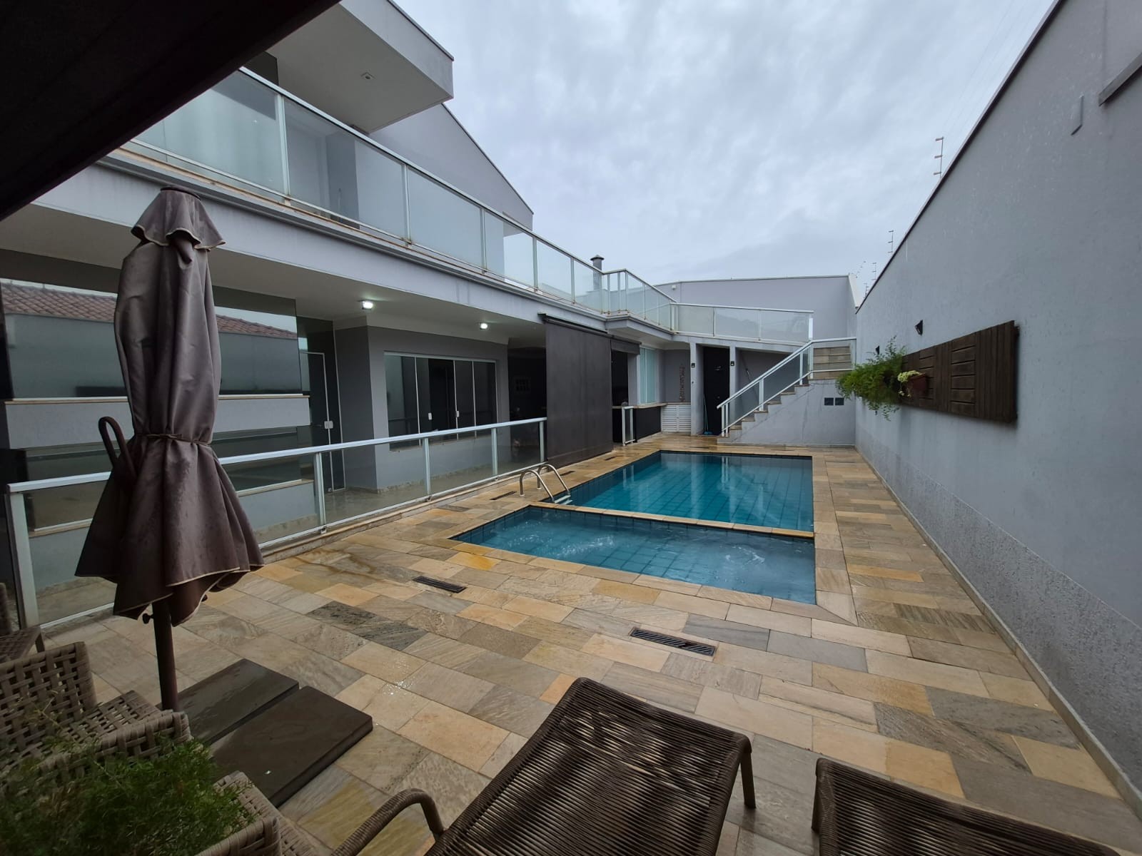 Casa com 4 dormitórios, piscina e escritório no Jardim América à Jaú/SP