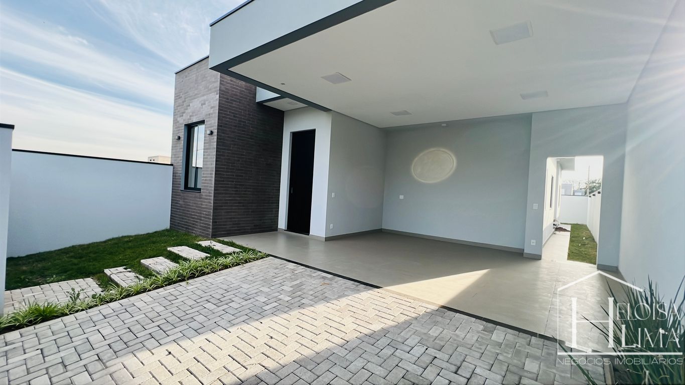 Casa nova com pé-direito duplo e jardim de inverno em Louveira à Louveira/SP