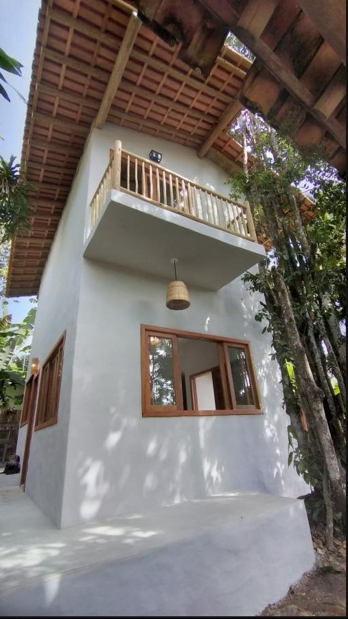 Casa com 2 chalés, piscina e terreno amplo a poucos minutos do Quadrado e da praia em Trancoso à Porto Seguro/BA